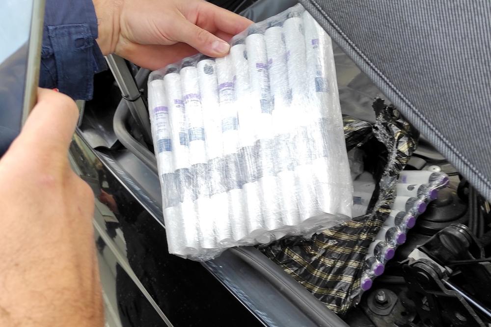 BMW SA NEMAČKIM TABLICAMA STAO NA GRADINI, CARINICI OSTALI U NEVERICI: Nije hteo da podigne krov, kad ono... (FOTO)