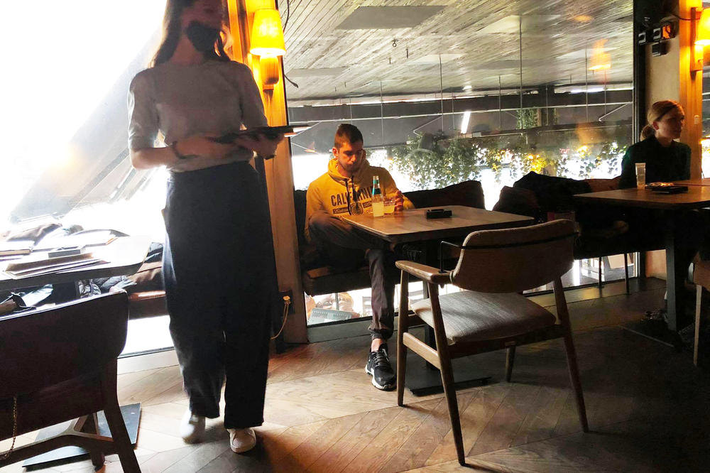 KONOBARICA DOBILA ENORMAN BAKŠIŠ, A NIKO NE PRIČA O TOME: Svi šokirani PORUKOM koja joj je ostavljena, GORE MREŽE!