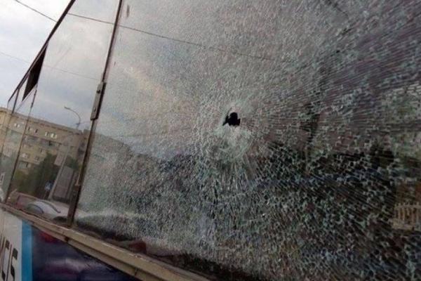 MUŠKARAC ISTRČAO NA ULICU I POČEO DA PUCA U AUTOBUS! Ima mrtvih i ranjenih, užas u Rusiji!