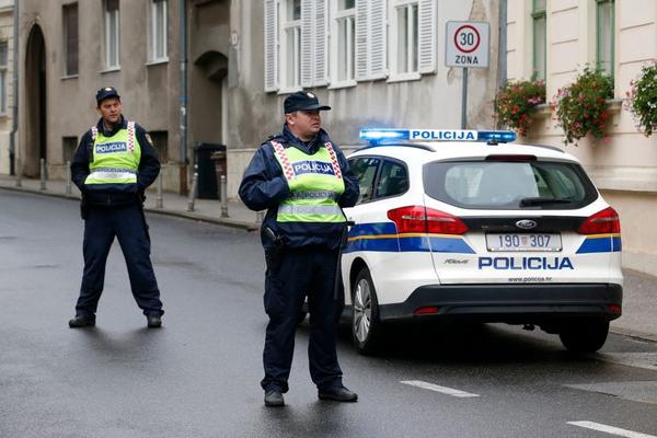 POLICIJSKA POTERA U ZAGREBU SE ZAVRŠILA ISPRED OSNOVNE ŠKOLE: Deca bežala pred automobilom! (VIDEO)