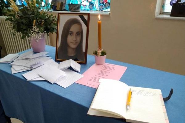 NADROGIRANI MLADIĆ USMRTIO DEVOJČICU (13): Pesma školske drugarice POTRESLA region - "Ti si samo čekala tatu"