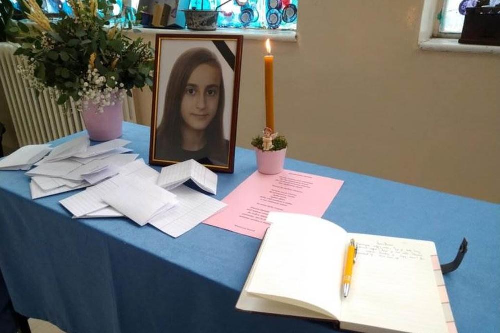 NADROGIRANI MLADIĆ USMRTIO DEVOJČICU (13): Pesma školske drugarice POTRESLA region - "Ti si samo čekala tatu"