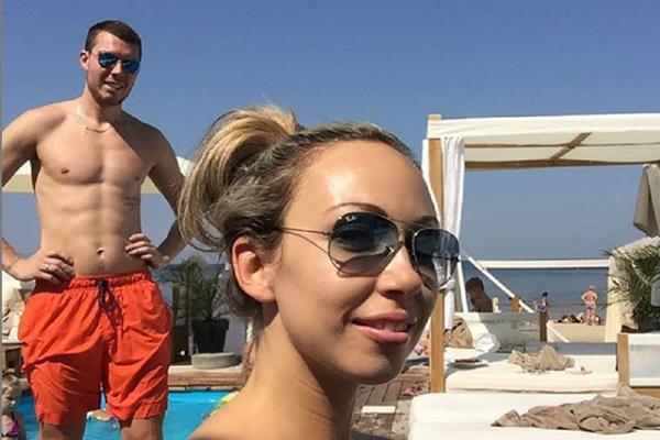 BERTANS SE SLIKAO SA ŽENOM KOJA JE SAMO U ČIPKI: On go do pojasa, a ona skoro cela! (FOTO)