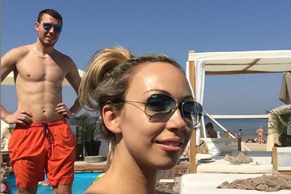 BERTANS SE SLIKAO SA ŽENOM KOJA JE SAMO U ČIPKI: On go do pojasa, a ona skoro cela! (FOTO)