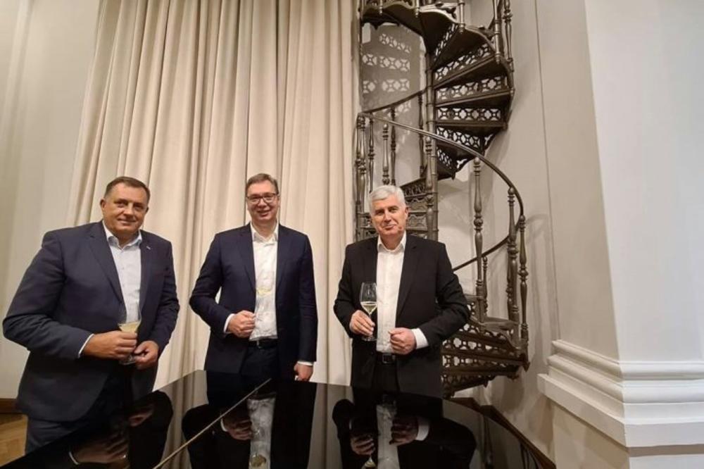 BLAMAŽA "STRUČNJAKA". Napali Vučića zbog načina na koji drži vinsku čašu, pa ispali STRAHOVITO GLUPI! (VIDEO)