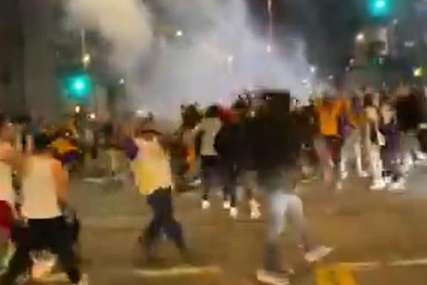 POLICIJA PUCALA NA NAVIJAČE LEJKERSA USRED PROSLAVE: Novi stravičan skandal potresa SAD! (VIDEO)