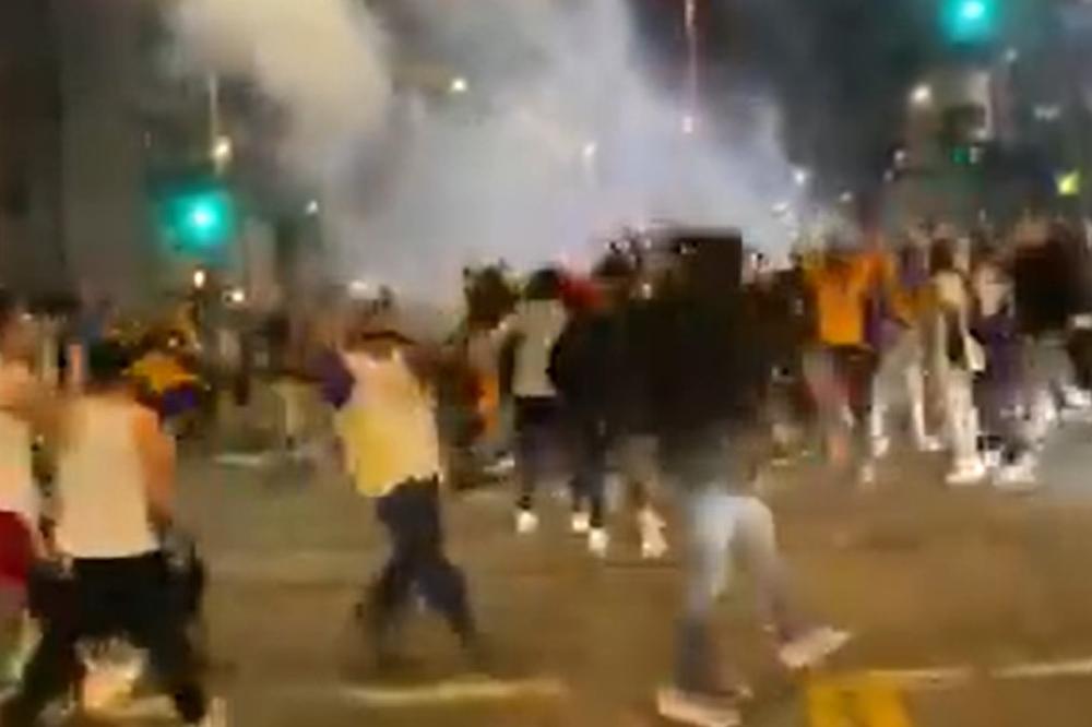 POLICIJA PUCALA NA NAVIJAČE LEJKERSA USRED PROSLAVE: Novi stravičan skandal potresa SAD! (VIDEO)