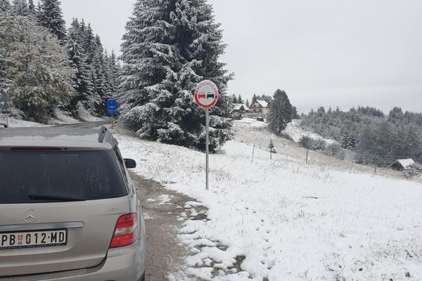 KOLAPS NA ZLATIBORU: Automobil smrskan u lančanom sudaru, planinska sela potpuno ZAVEJANA SNEGOM! (FOTO)