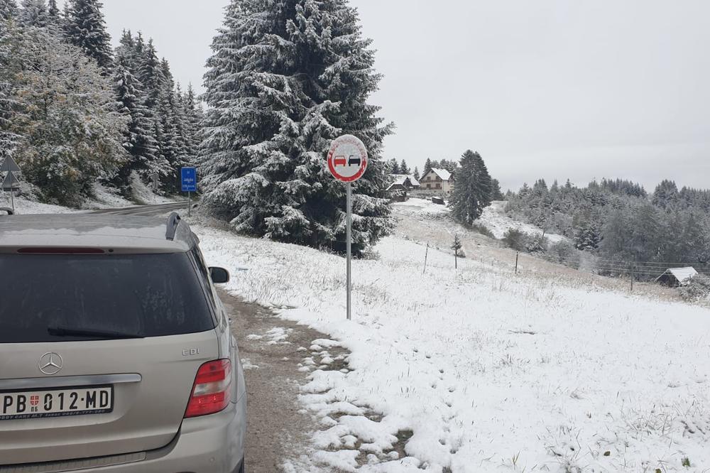 KOLAPS NA ZLATIBORU: Automobil smrskan u lančanom sudaru, planinska sela potpuno ZAVEJANA SNEGOM! (FOTO)