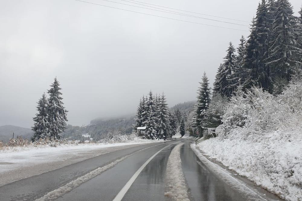 HRVATSKA ZATRPANA APRILSKIM SNEGOM: Na snazi saobraćaj u zimskim uslovima, VOZAČI OPREZNO! (FOTO)