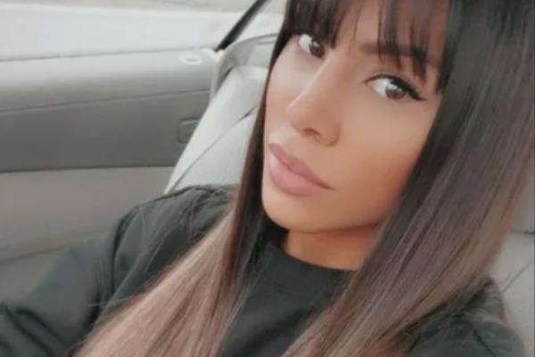 SANDRA AFRIKA DIGLA NOGU DUGAČKU KAO AVIONSKA PISTA! Oblizuje PRSTE i izaziva, pitaju se kako je ovako RASTEGLJIVA!