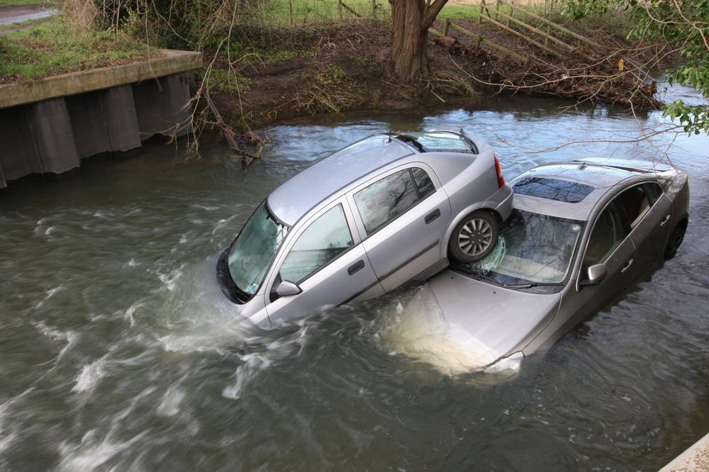 MLADIĆ (21) I DEVOJKA AUTOM UPALI U JEZERO: Užas se desio kad je skrenuo na levu stranu kolovoza!