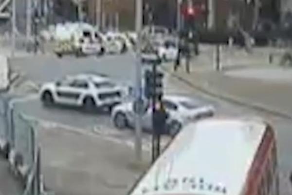 HAOS U LONDONU: Do zuba NAORUŽANI policajci opkolili BOLNICU, niko ne zna šta se DEŠAVA, čuju se PUCNJI (VIDEO)