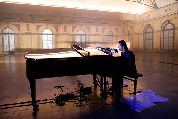 SVIRAO JE PRED PRAZNOM SALOM I SNIMIO NAJČUDNIJI MUZIČKI FILM IKADA: Sada IDIOTOVA MOLITVA dolazi u Beograd