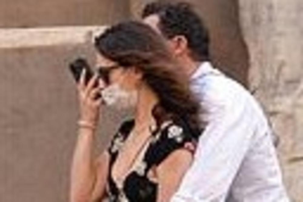 GLUMAC UHVAĆEN U PRELJUBI SA KOLEGINICOM, I TO KAKVOM: Kada vidite šta rade, NEĆE VAM BITI DOBRO (FOTO)