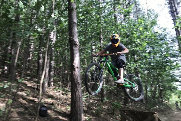 DVA SREDNJOŠKOLCA IZ UŽICA PROKOPALA ČITAVO BRDO: To što su napravili je samo za NAJHRABRIJE (FOTO)