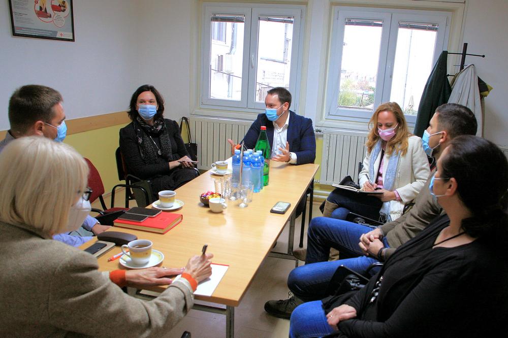 JEDAN OD OSNOVNIH CILJEVA JE FORMIRANJE VOLONTERSKOG SERVISA: Marjanović u poseti Crvenog krsta opštine Stari grad