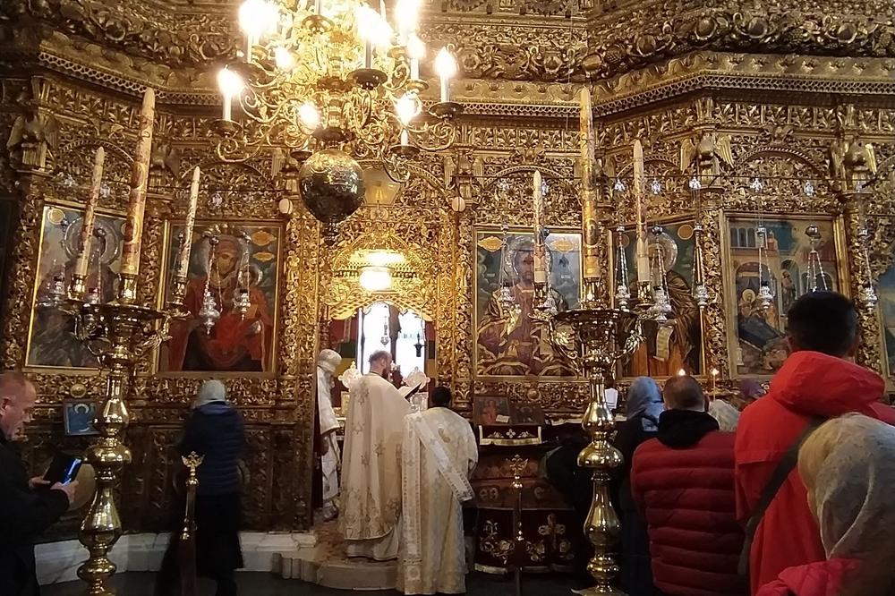 ČUDO NEVIĐENO! BOGORADICA SE JAVILA U CRKVI TOKOM MOLITVE: Odevena u zlato, CELA SRBIJA DANAS treba da ČUJE PORUKU