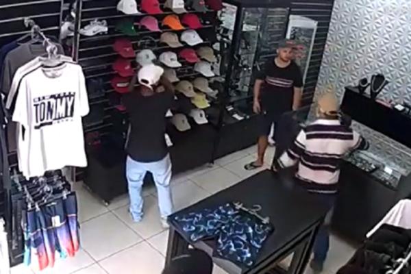 TROSTRUKO UBISTVO Vlasnik prodavnice pobio razbojnike koji su hteli da ga opljačkaju! (UZNEMIRUJUĆI VIDEO)