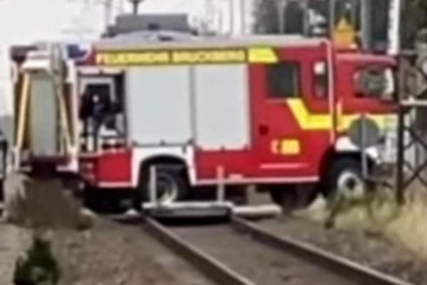 STRAŠNE SCENE SA MESTA POGIBIJE BRAĆE IZ DEČANA: Saobraćaj stoji, ljudi gledaju i jecaju od tuge (VIDEO)