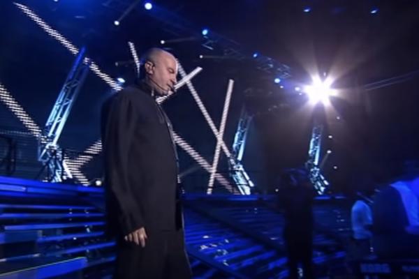 POZNATI PEVAČ IZBACUJE ŽENU IZ VILE JER SE PREUDALA DOK JE BIO NA PUTU! Ona ga ucenjuje sa prljavim vešom!