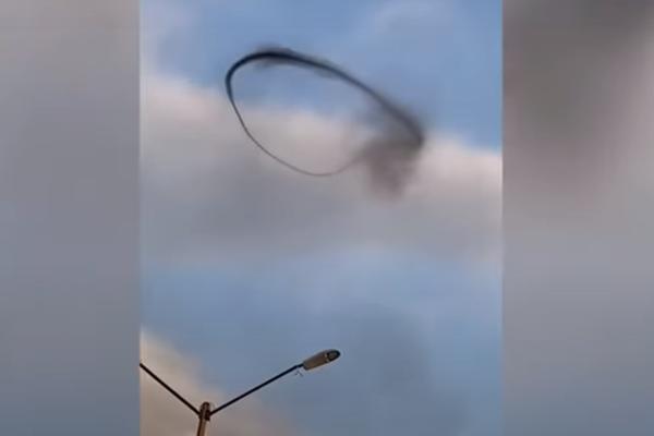 MISTERIOZNI CRNI DIM SE POJAVIO IZNAD DOMOVA, PANIKA U SELU! Stanovnici ovog mesta uznemireni, šta je ovo?! (VIDEO)