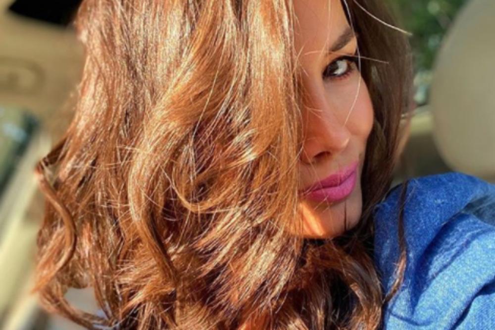 POPULARNA VODITELJKA ZAUSTAVLJALA LJUDE NA ULICI DA JOJ OBRIŠU FLEKU! Jelena se zbog ponašanja mnogima SMUČILA!