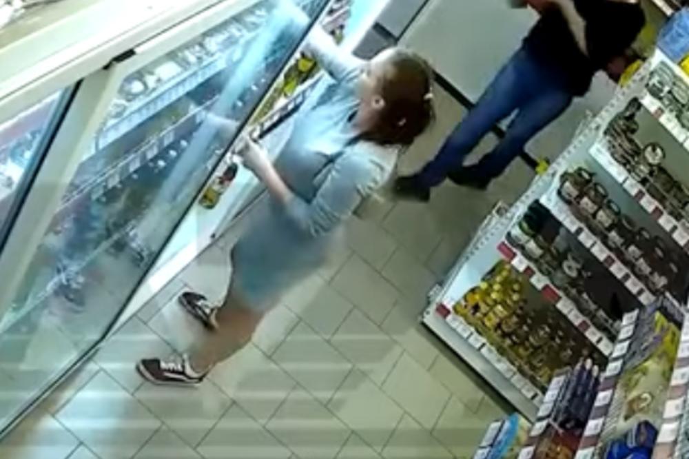 AUUUUU! Kamere snimile devojku kako krade, zgrozićete se kada vidite gde čuva opljačkane namirnice (VIDEO)