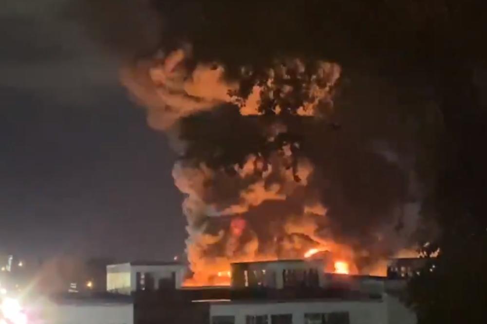 UZBUNA, POŽAR PRETI DA PROGUTA CELO NASELJE! Inustrijska zona evakuisana, vatra se kreće PREMA BLOKOVIMA