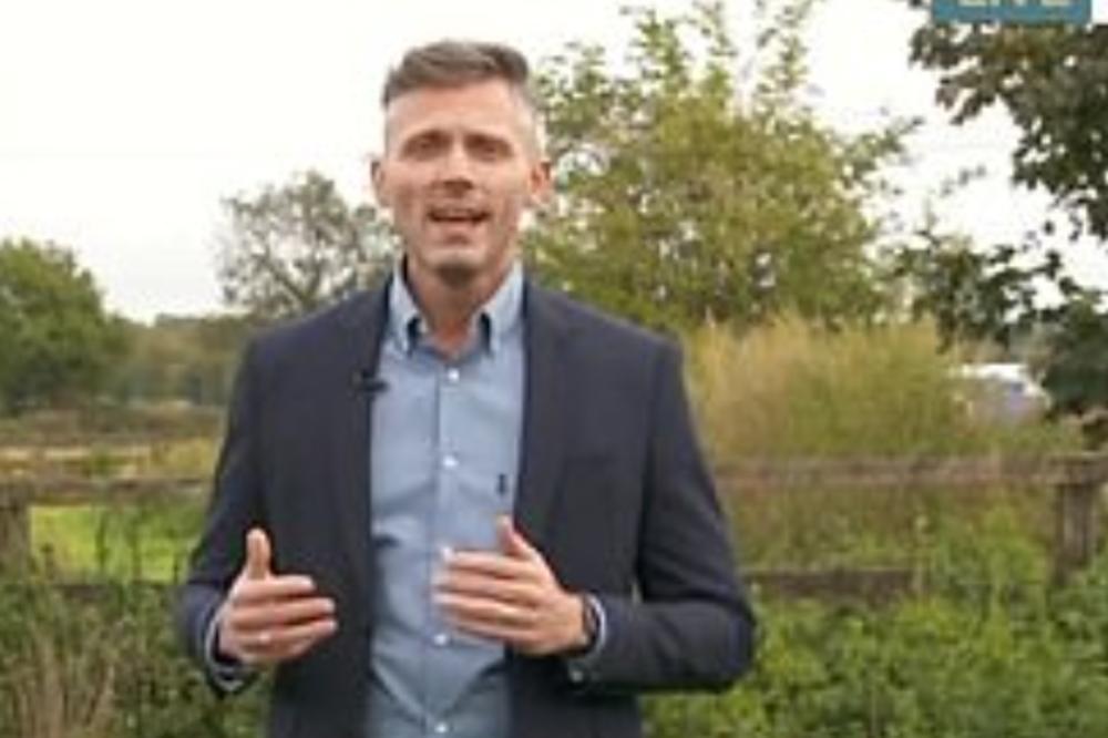 PROFESOR PRIČAO O TRENIRANJU PASA, ALI SVI SU GLEDALI U BUDŽU koje mu se pojavila između nogu! (FOTO)