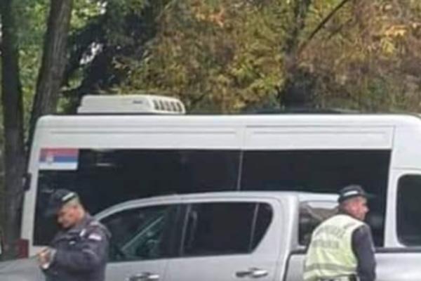 NEOBIČNA SCENA SNIMLJENA U SRBIJI: Policajac nije mogao da izdrži, OVDE SE OLAKŠAO! (FOTO)