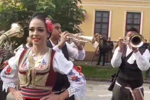 OVO JE DANAS NAJVESELIJA VAROŠICA U SRBIJI: Posle gluvog leta, začule se trube na ulicama Guče (FOTO) (VIDEO)