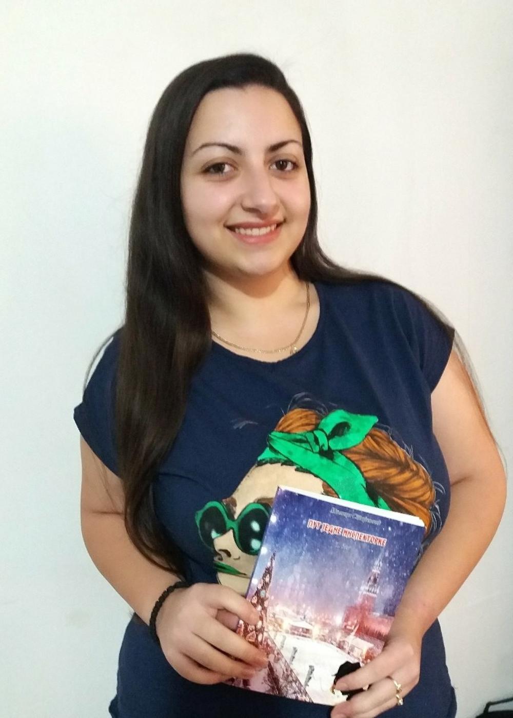 Milica sa svojom prvom knjigom