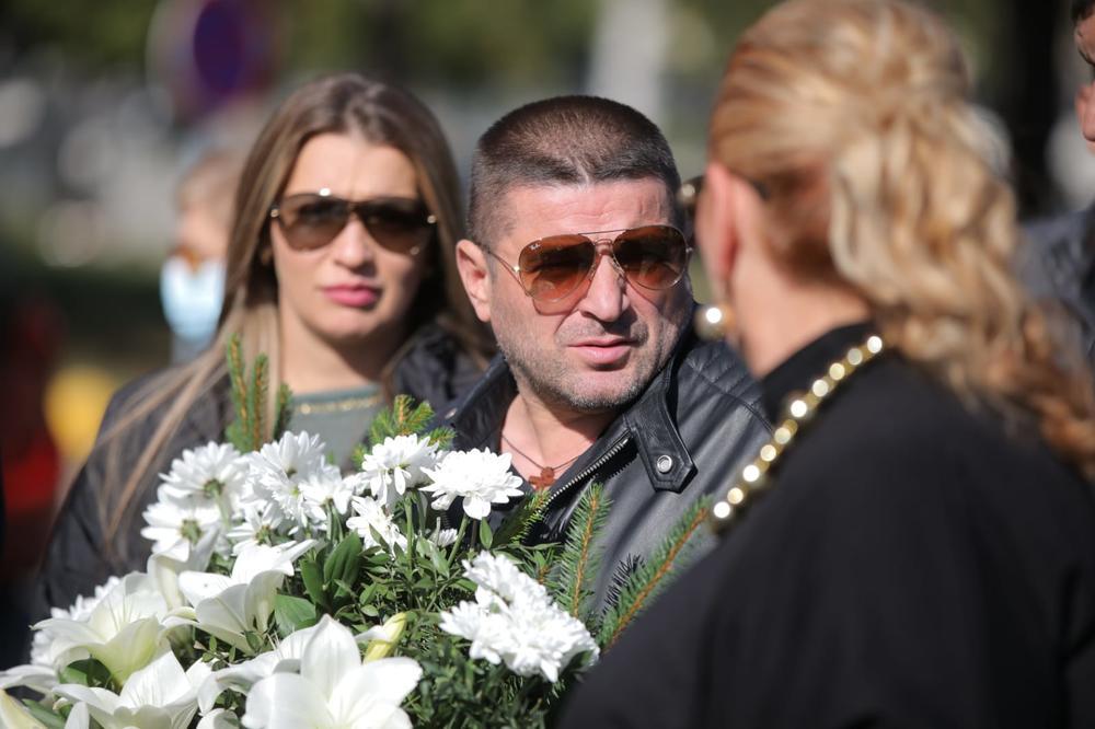 BAJA MALI KNINDŽA OPROSTIO SE OD BORE SA SNAŽNIM SIMBOLOM U RUKAMA: Od njega sam prvi put DOBIO MIKROFON