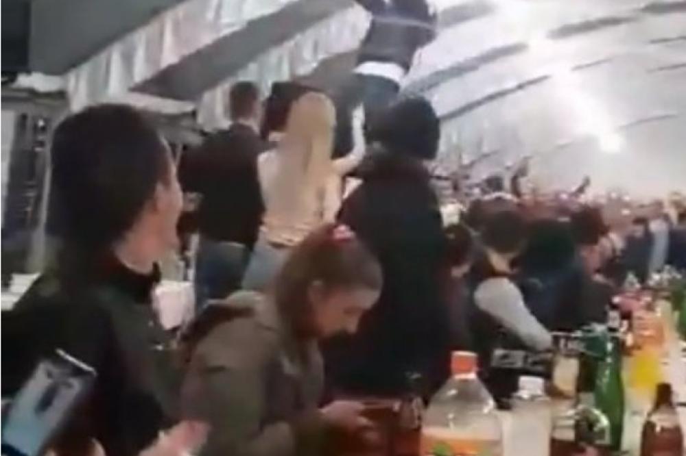 SKANDAL NA SRPSKOJ SVADBI, GOSTI U NEVERICI ZBOG PRIZORA POD ŠATOROM! Morate videti šta radi ovaj muškarac (VIDEO)