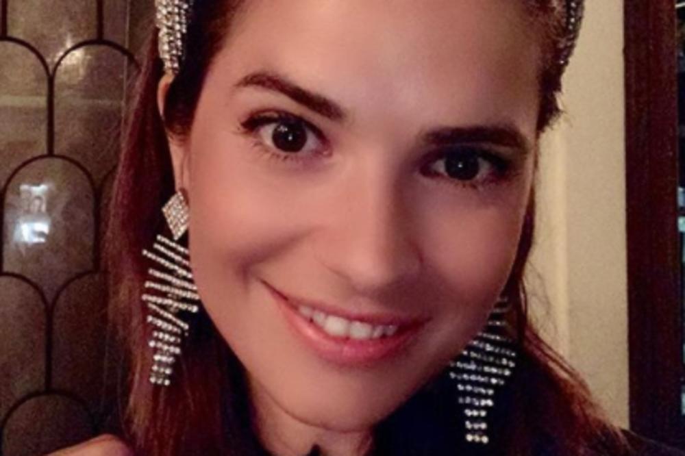 MARIJA KARAN U JEKU SKANDALA, SADA SE KOMŠIJE OBRUŠILE NA NJU: Napravila HAOS u apoteci, a tek da čujete OVO!