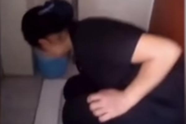 ČISTAČICA ZAHVATILA ČAŠOM IZ ČUČAVCA I SVE POPILA PRED GAZDOM: Cela firma se okupila i gledala, a evo zašto (VIDEO)