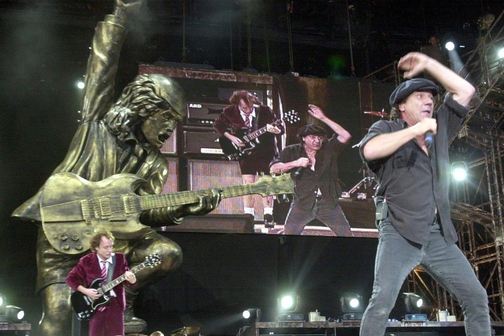 UMRO BASISTA AC/DC! Svet je u šoku, svirao je s njima 1975. godine!