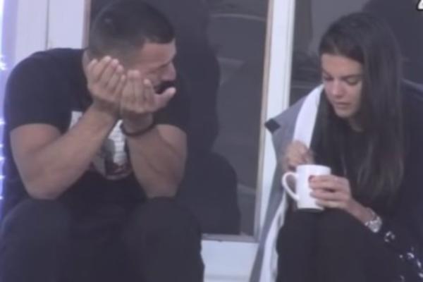 ŠTA RADI OVAJ ČOVEK VIŠE??? Tomoviću Jovana može da bude ćerka, on nije NORMALAN!