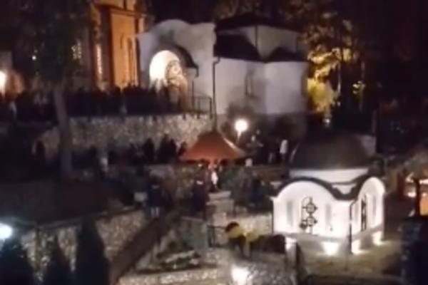 KORONA BOMBA ISPRED MANASTIRA: Okupilo se NA HILJADE LJUDI IZ CELE SRBIJE, tu su proveli CELU NOĆ! (VIDEO)