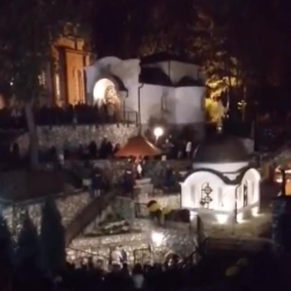 KORONA BOMBA ISPRED MANASTIRA: Okupilo se NA HILJADE LJUDI IZ CELE SRBIJE, tu su proveli CELU NOĆ! (VIDEO)