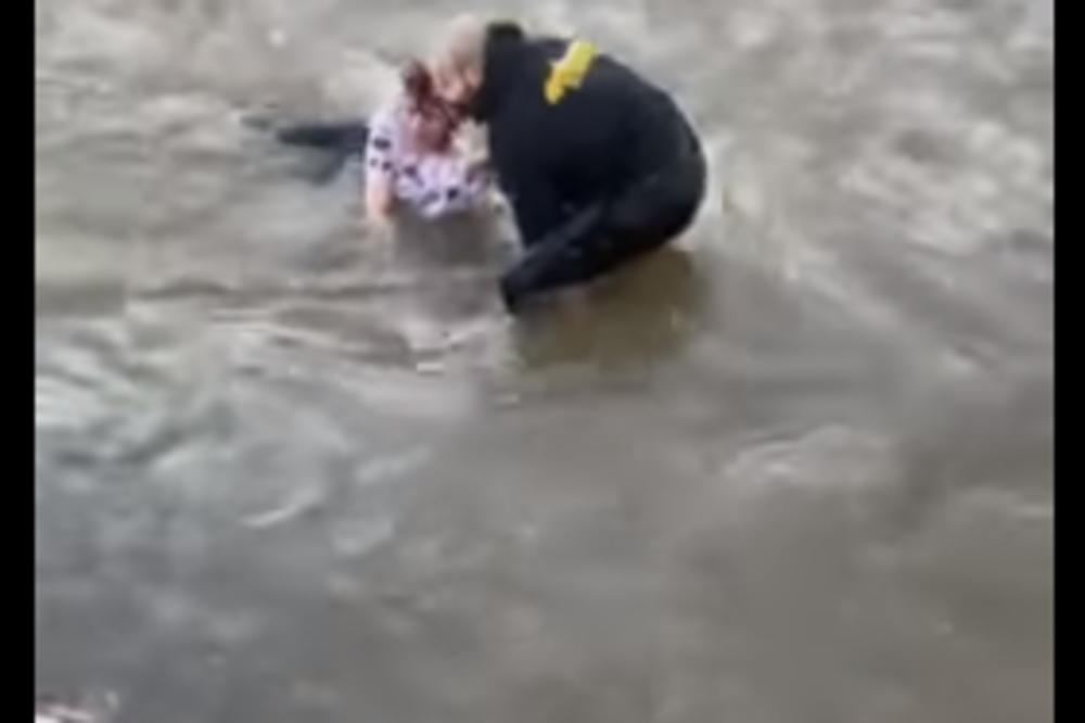 SNIMAK SPASAVANJA ŽENE U NOVOM PAZARU: Pokušala da se ubije skokom sa mosta, prolaznik je izvukao iz reke (VIDEO)