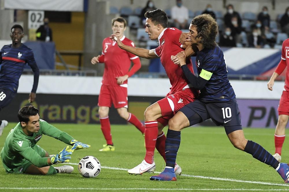 UEFA POD HITNO MORA DA ZABRANI MEĐUNARODNI FUDBAL: Još jedan reprezentativac se u klub vratio zaražen!