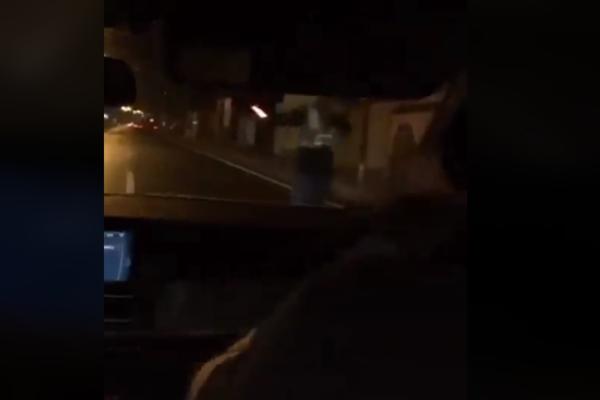 MOGAO JE DA UBIJE NEKOG! Snimao se dok divlja, policajac hteo da ga zaustavi, a onda je usledio UŽAS (VIDEO)