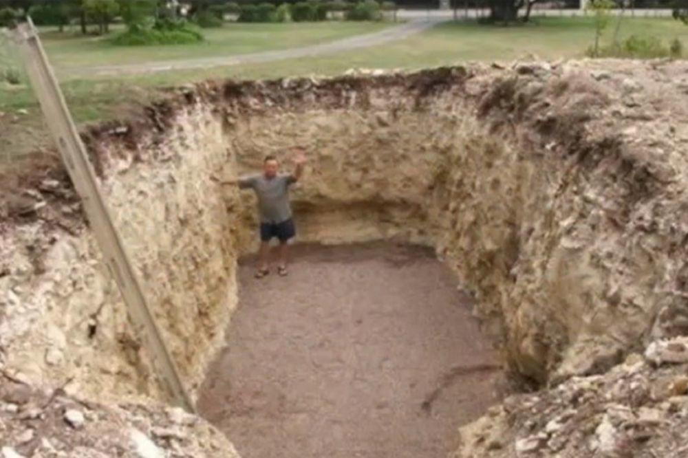 REKLI SU MU DA JE LUD ŠTO JE ISKOPAO RUPU U DVORIŠTU: Kad su videli šta je napravio -PUKLI SU OD LJUBOMORE! (VIDEO)