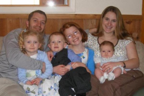 NA OVOJ PORODIČNOJ FOTOGRAFIJI KRIJE SE NEŠTO JEZIVO: Retko ko primećuje o čemu se radi! (FOTO)