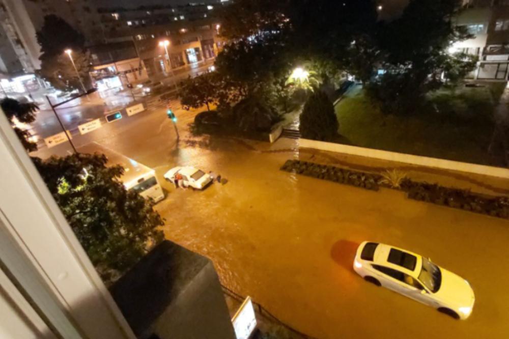 DRAMA U BARU: Bujice teku ulicama, auto zarobljen u vodi!  VATROGASCI VADE LJUDE IZ POPLAVLJENIH KUĆA (VIDEO)