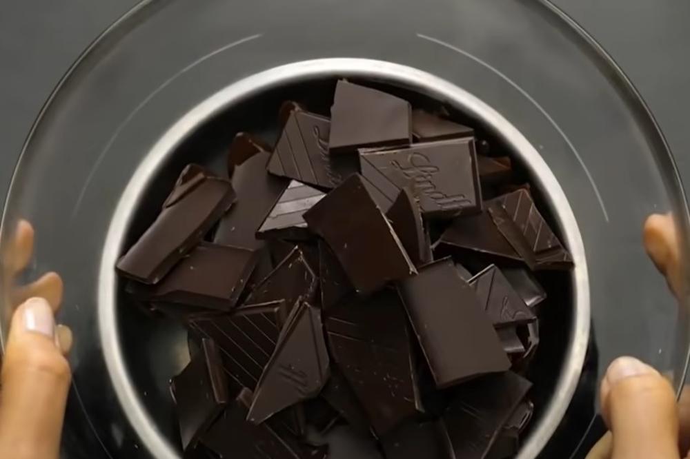 ZAŠTO ŽENE U MENOPAUZI MORAJU DA JEDU CRNU ČOKOLADU: Kada vidite kako utiče na ZDRAVLJE odmah ćete je OTVORITI