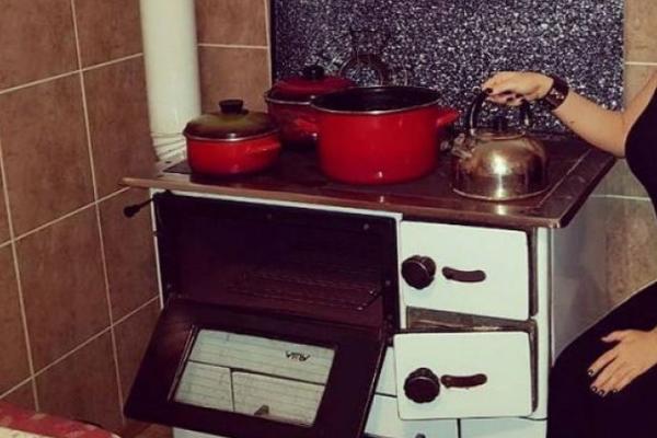 ŽIVI SKROMNO, RUČAK PRAVI NA SMEDEREVCU: Srpska pevačica iznenadila, MISLILI DA SE KUPA U LUKSUZU, OVO JE STVARNOST