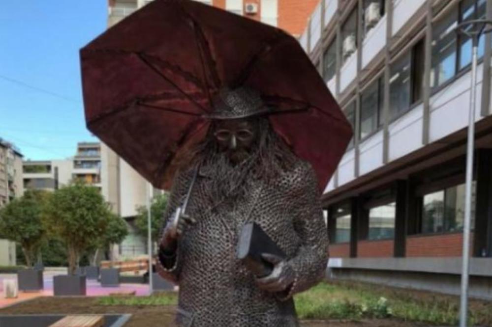 DOBIO JE SVOJE MESTO: Skulptura Raši Popovu postavljena na istoimenom platou (FOTO)